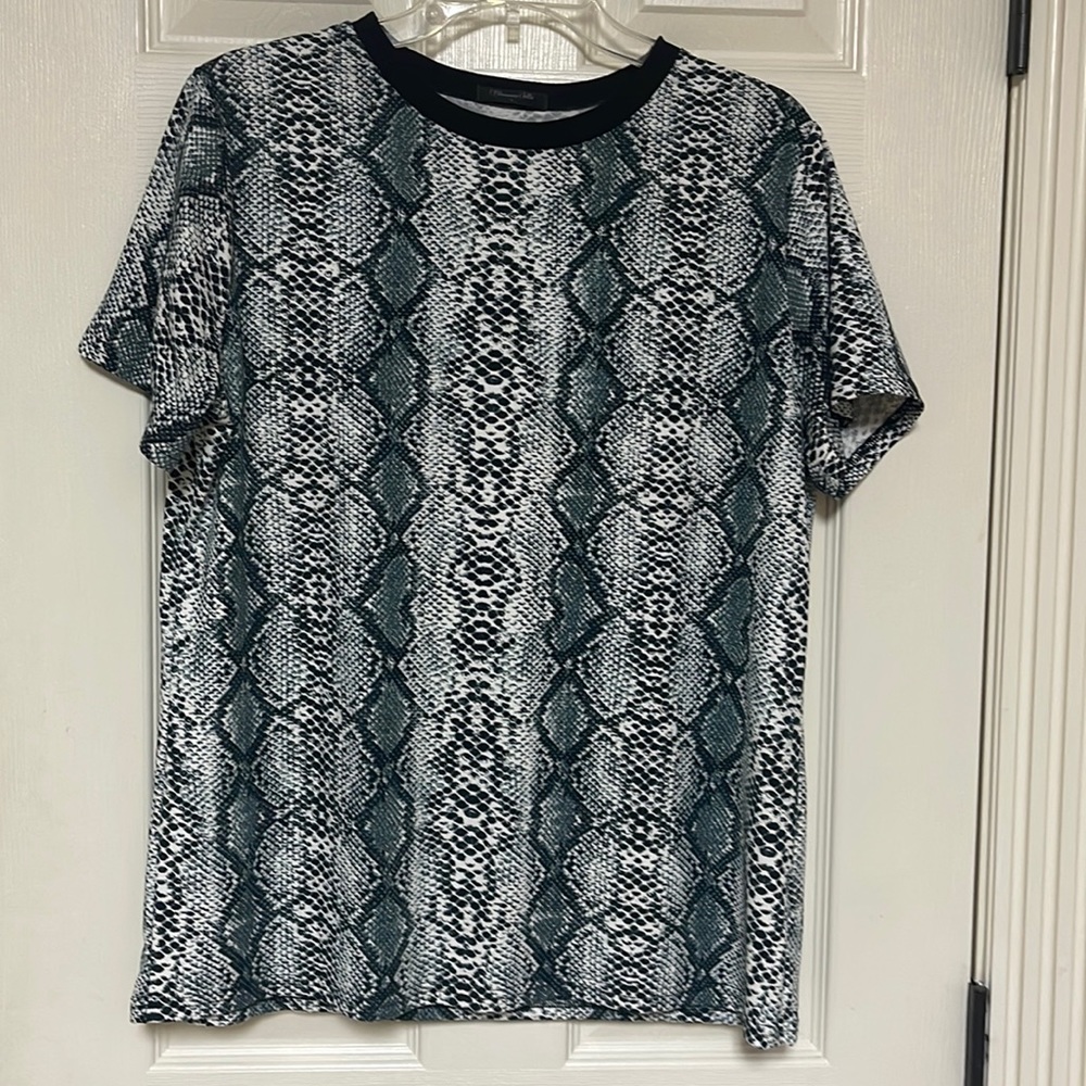 Blooming Jelly top. Size large. Great condition
